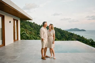 Couple expatrié sur la terrasse d'une villa moderne à vendre à Koh Samui avec vue sur la mer