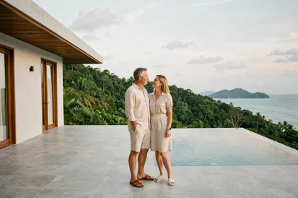 Couple expatrié sur la terrasse d'une villa moderne à vendre à Koh Samui avec vue sur la mer